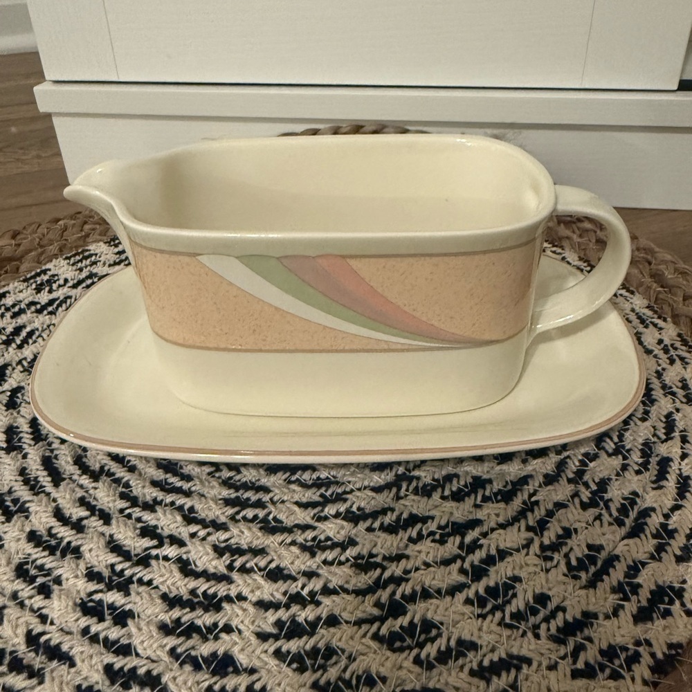 Mikasa Intaglio New Tempo Gravy Boat & Under Plate